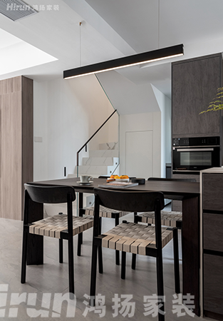 130㎡北歐風，原木色電視墻越看越喜歡，黑白撞色的廚房不要太高級！