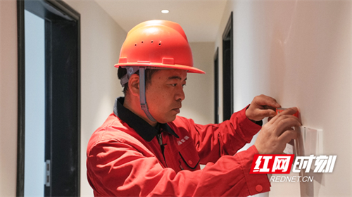 新春走基層·小鎮青年|匠心為徑,他在裝修里“落地生根” 新春走基層·小鎮青年|匠心為徑,他在裝修里“落地生根”